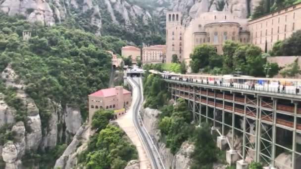 Montserrat, Spagna, Un treno che attraversa un ponte — Video Stock