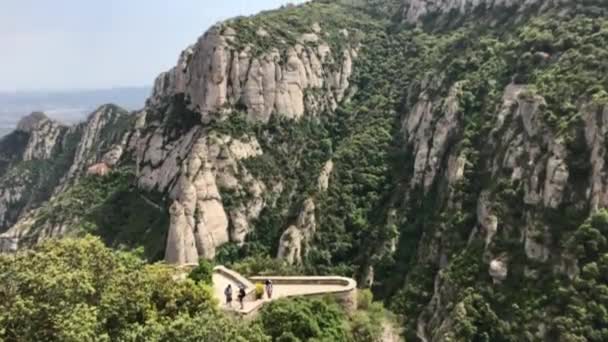 Montserrat, España, Un árbol con una montaña en el fondo — Vídeos de Stock