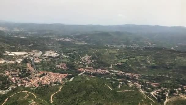 Montserrat, Hiszpania, Duża góra w tle — Wideo stockowe