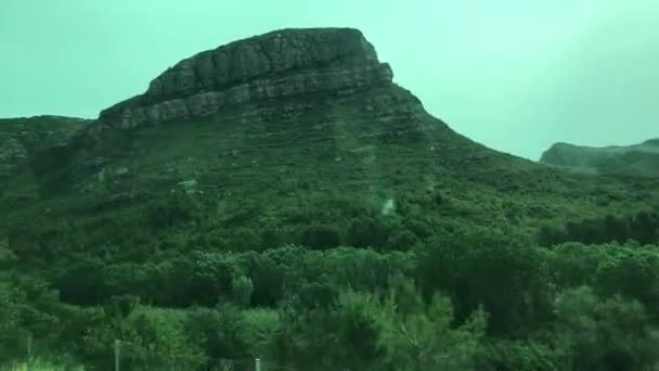 Montserrat, Spagna, Un segno sul fianco di una montagna — Video Stock