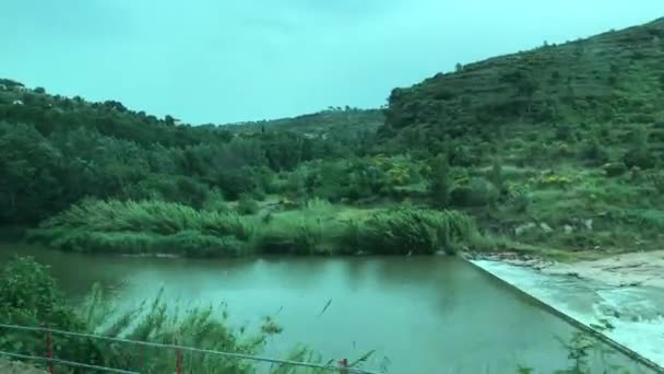 Montserrat, Espagne, Un pont au-dessus d'un plan d'eau — Video
