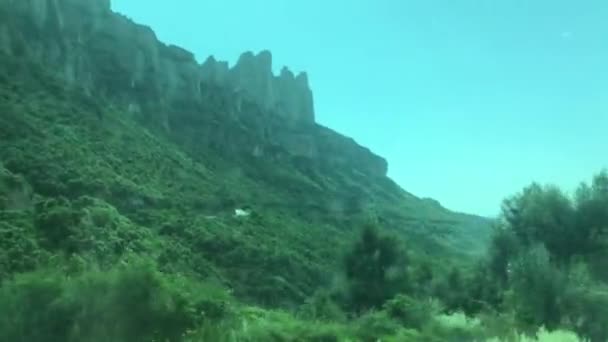 Монтсеррат (Іспанія) На схилі гори написано знак. — стокове відео
