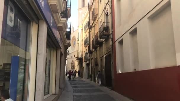 Reus, España, Un edificio con graffiti a un lado de la calle — Vídeo de stock