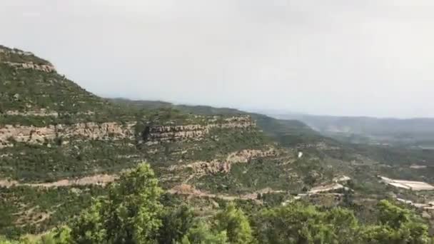 Montserrat, Spagna, Un primo piano di una montagna — Video Stock