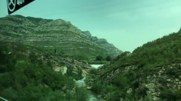 Montserrat, España, Una señal al lado de una montaña — Vídeos de Stock
