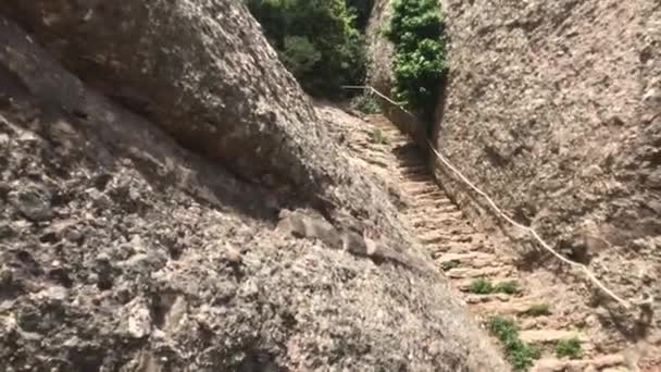 Montserrat, España, Una montaña rocosa con árboles al fondo — Vídeos de Stock