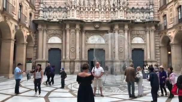 Montserrat, Hiszpania, 26 czerwca 2019: Grupa ludzi idących przed budynkiem — Wideo stockowe