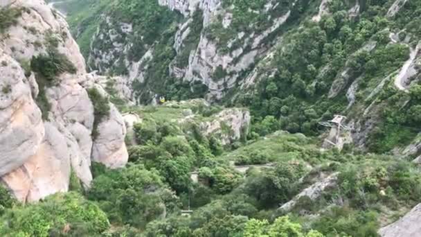 Montserrat, Španělsko, Skalnatá hora se stromy v pozadí