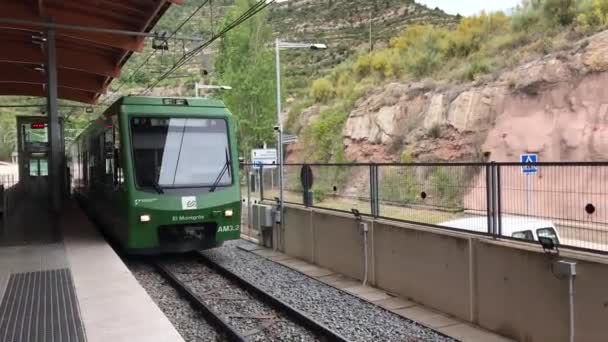 Montserrat, España, Un tren sobre una pista de acero — Vídeos de Stock
