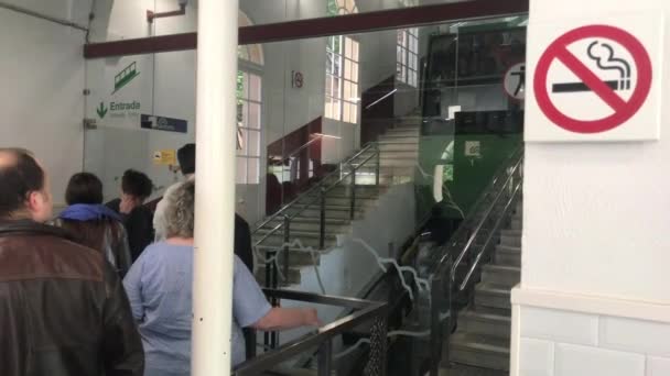 Montserrat, Espagne, 26 juin 2019 : Une personne debout devant un bâtiment — Video