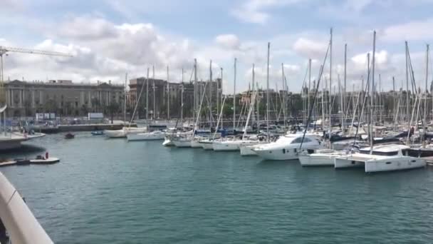 Barcelona, España, Un barco está atracado junto a un cuerpo de agua — Vídeos de Stock