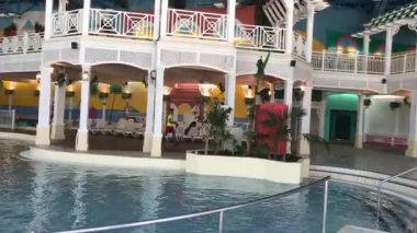 Salou, İspanya, Binanın tepesinde oturan bir tekne