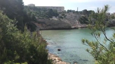Salou, İspanya, Ağaçlarla çevrili bir su kütlesi