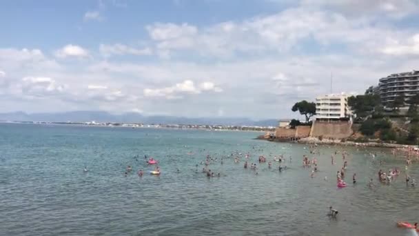 Salou, İspanya, büyük bir su kütlesindeki bir grup insan — Stok video