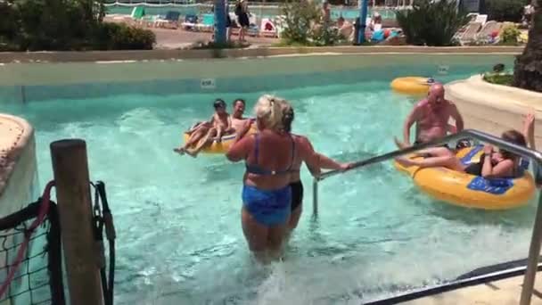 Salou, Hiszpania, 28 czerwca 2019: Grupa ludzi w basenie z wodą — Wideo stockowe