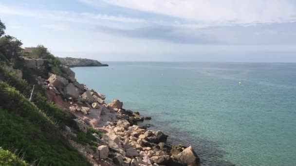 西班牙萨洛岛，一个位于水体中央的岩石岛 — 图库视频影像