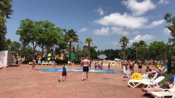 Salou, Hiszpania, 28 czerwca 2019: Grupa ludzi na plaży — Wideo stockowe