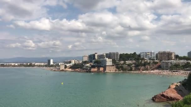Salou, Hiszpania, Duży zbiornik wodny z miastem w tle — Wideo stockowe
