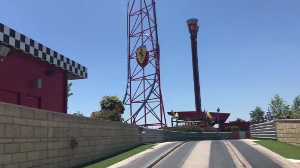 Salou, España, Una gran torre con un reloj al lado de un edificio — Vídeos de Stock