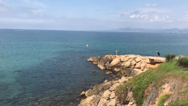 Salou, İspanya, arkasında dağ olan büyük bir su kütlesi. — Stok video