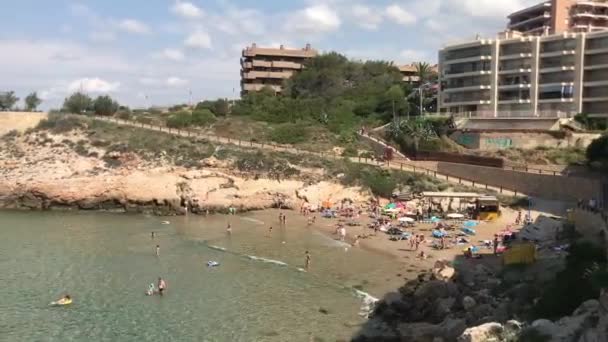 Salou, España, Un grupo de personas de pie junto a un cuerpo de agua — Vídeo de stock