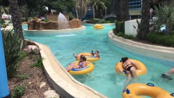 Salou, Spanje, 28 juni 2019: Een persoon in een zwembad — Stockvideo