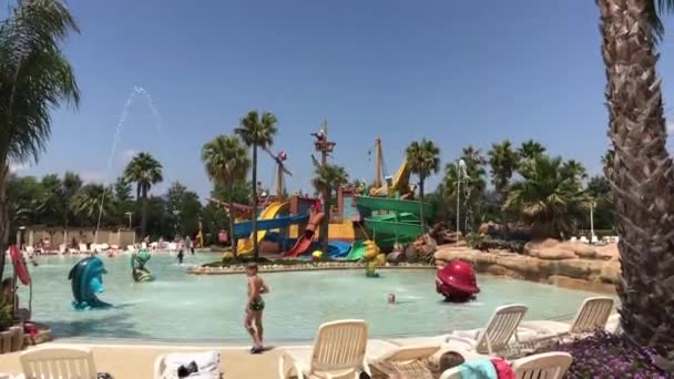 Salou, Spanien, 28. Juni 2019: Eine Gruppe von Menschen in einem Wasserbecken — Stockvideo