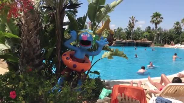 Salou, Espagne, Un groupe de personnes dans une piscine d'eau — Video