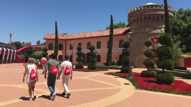 Salou, Spain, June 28 2019: Μια ομάδα ανθρώπων που στέκονται μπροστά από ένα κτίριο — Αρχείο Βίντεο