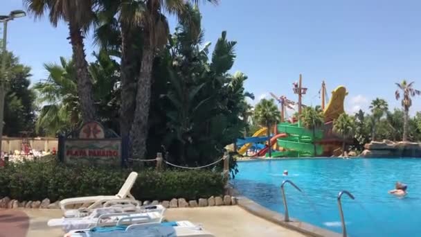 Salou, Spanien, Ein großer Wasserpool — Stockvideo