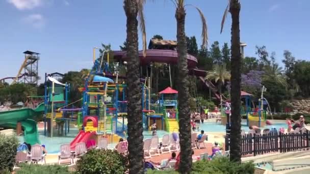 Salou, Spanje, Een groep mensen in een tuin — Stockvideo