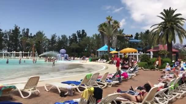 Salou, İspanya, 28 Haziran 2019: Bir plaja kurulmuş bir grup insan — Stok video