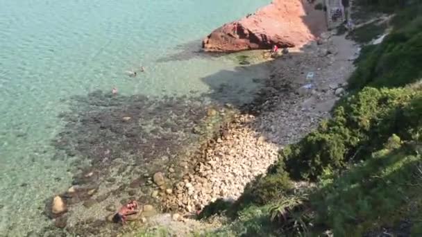 西班牙，萨卢，岩石旁边的水 — 图库视频影像