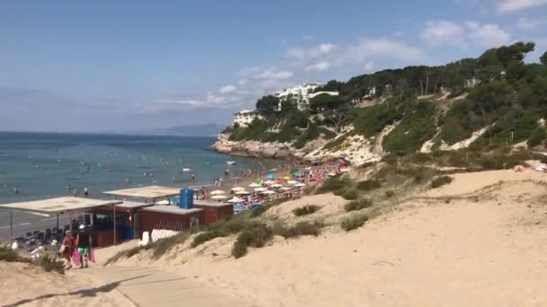 Salou, Spanien, Eine Gruppe von Menschen am Strand — Stockvideo