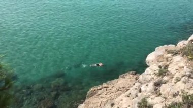 Salou, İspanya, Kayanın yanındaki Su