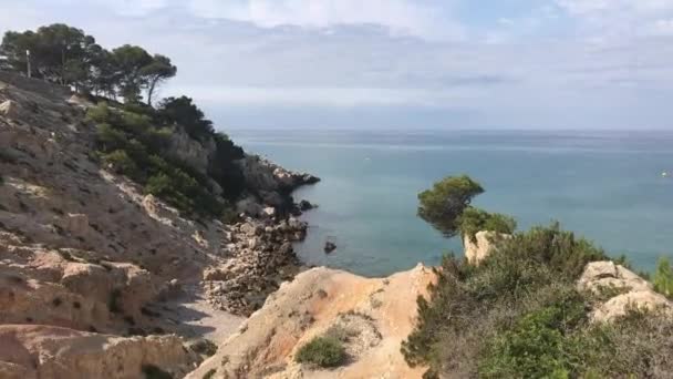 Salou, Spanyolország, sziklás táj egy víztesttel — Stock videók
