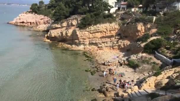 西班牙，萨卢，岩石旁边的水 — 图库视频影像