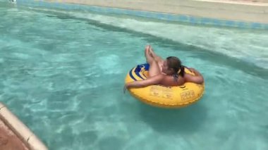 Salou, İspanya, 28 Haziran 2019: Bir kişi su havuzunda yüzüyor