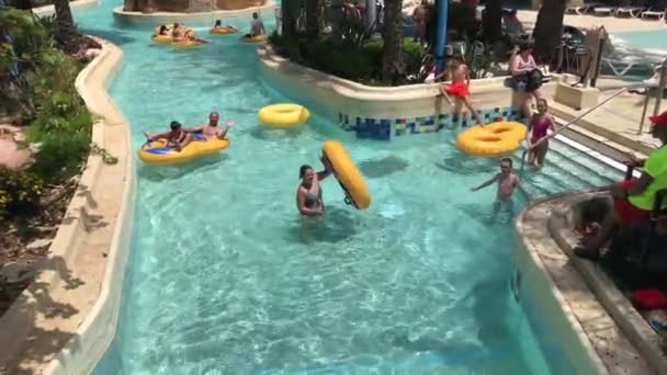 Salou, Espanha, 28 de junho de 2019: Um grupo de pessoas nadando em uma piscina — Vídeo de Stock