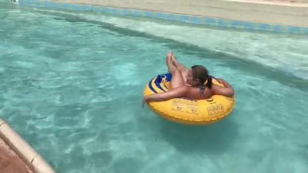 Salou, Spanje, 28 juni 2019: Een zwemmer in een zwembad met water — Stockvideo