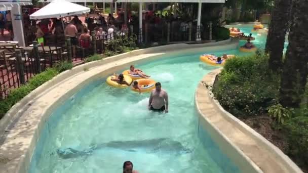 Salou, España, 28 de junio de 2019: Una persona en una piscina — Vídeo de stock
