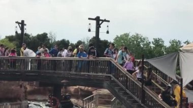 Salou, İspanya, 28 Haziran 2019: Köprüde bir grup insan