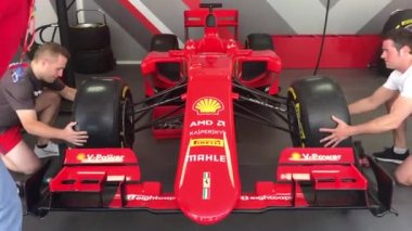 Salou, İspanya, 28 Haziran 2019: Masada oturan küçük bir çocuk