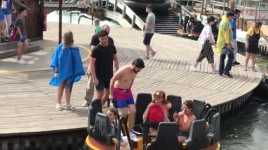 Salou, İspanya, 28 Haziran 2019: Bir botta duran bir grup insan