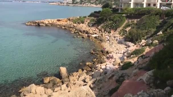 Salou, Spagna, Una spiaggia rocciosa — Video Stock