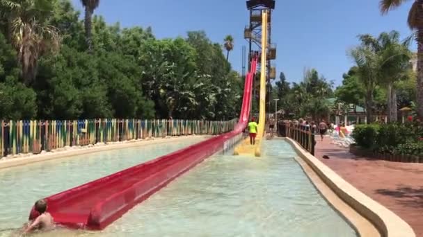 Salou, Spanien, En stor pool med vatten — Stockvideo
