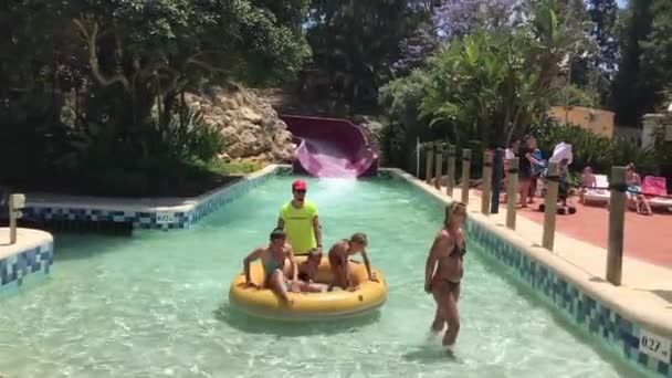 Salou, Espagne, 28 juin 2019 : Une personne assise dans une piscine — Video