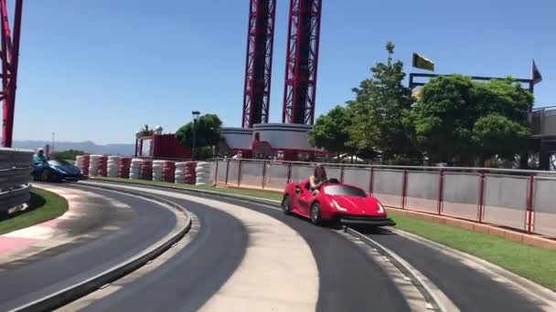 Salou, Spanien, Ett tåg på ett stålspår — Stockvideo