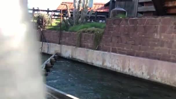 Салоу, Испания, Большое кирпичное здание с лужей воды — стоковое видео