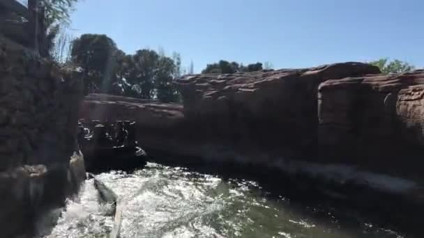 Salou, Spanien, Ein Schild auf einem Felsen — Stockvideo